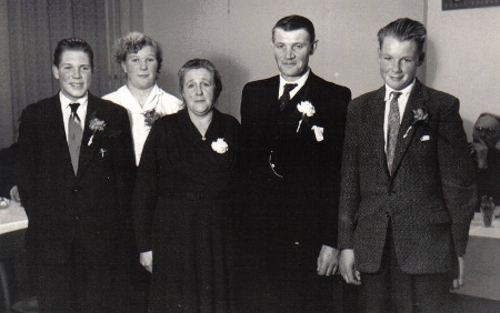 Gezin Henderik (1909-1998) en Wilhelmina (1911-2002) Dijkshoorn-Dijkshoorn in 1959