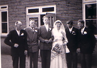 Gebroeders Herbert bij het huwelijk van Huibert Herbert en Maria D. de Vos (1957)