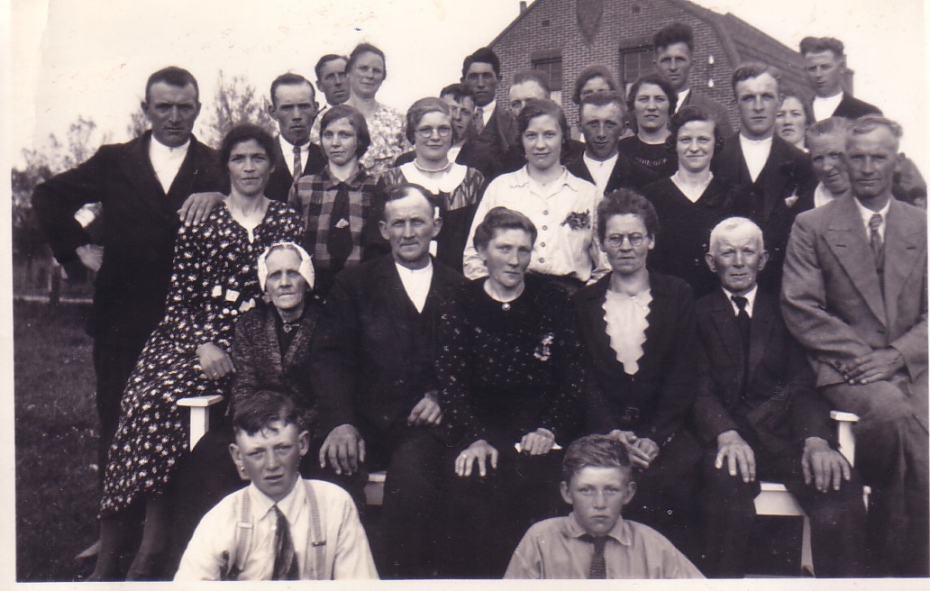 Familiefoto met Arie Herbert (1885- 1967)  en Antje van der Ende (1890-1950) als middelpunt