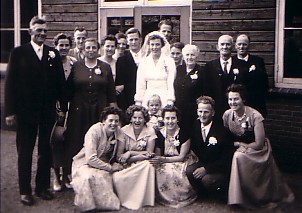Familiefoto huwelijk Huibert Herbert en Maria D. de Vos (1957)