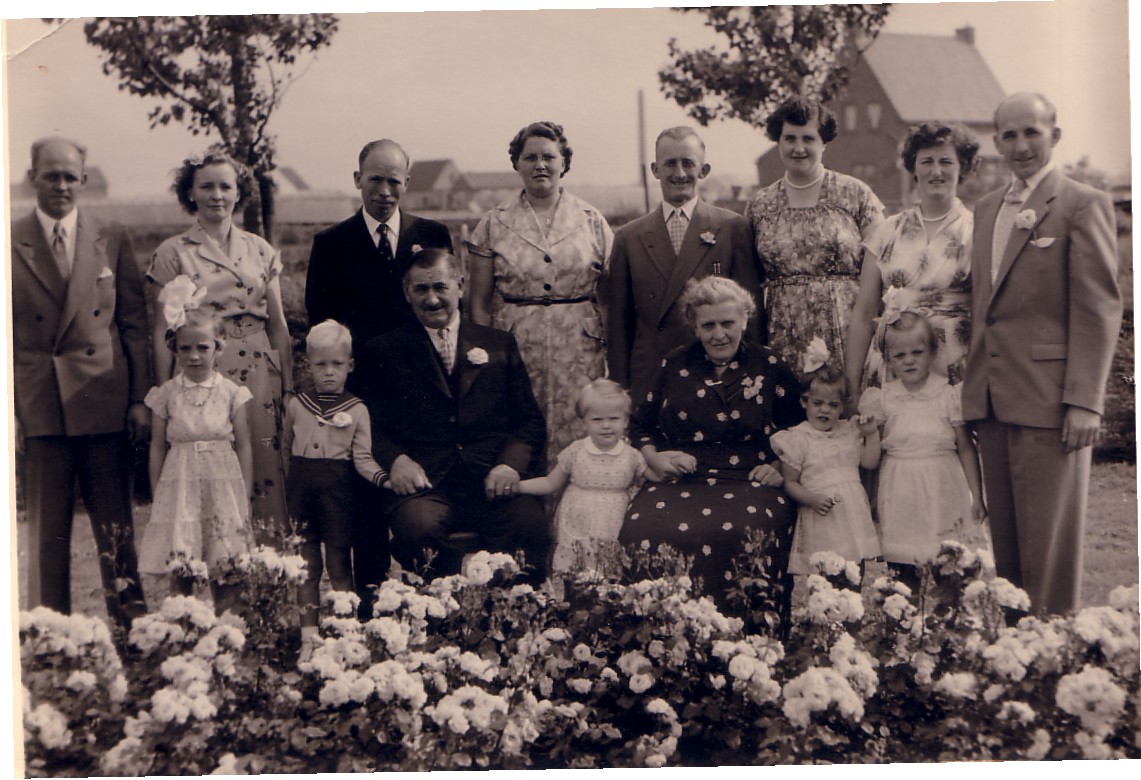 Familiefoto Arie Hoogenraad (1890-1973) en Adriana Mostert (1892-1973)  in 1956