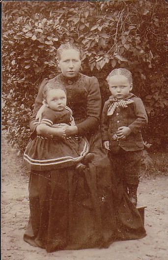 Elisabeth Romein-Zuiderent met haar kinderen Pieter en Cornelis