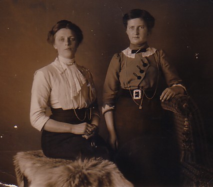 Jannetje Romein-Scheffers (1890-??) en Jozina J. Keijzer-Romein (1895-1984)