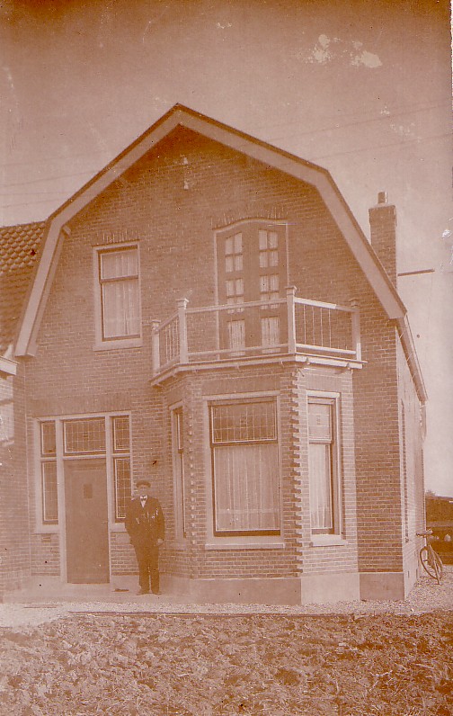 Woonhuis aan het Achterlaantje in De Lier. (thans gesloopt) . Aannemer was Christiaan Romein