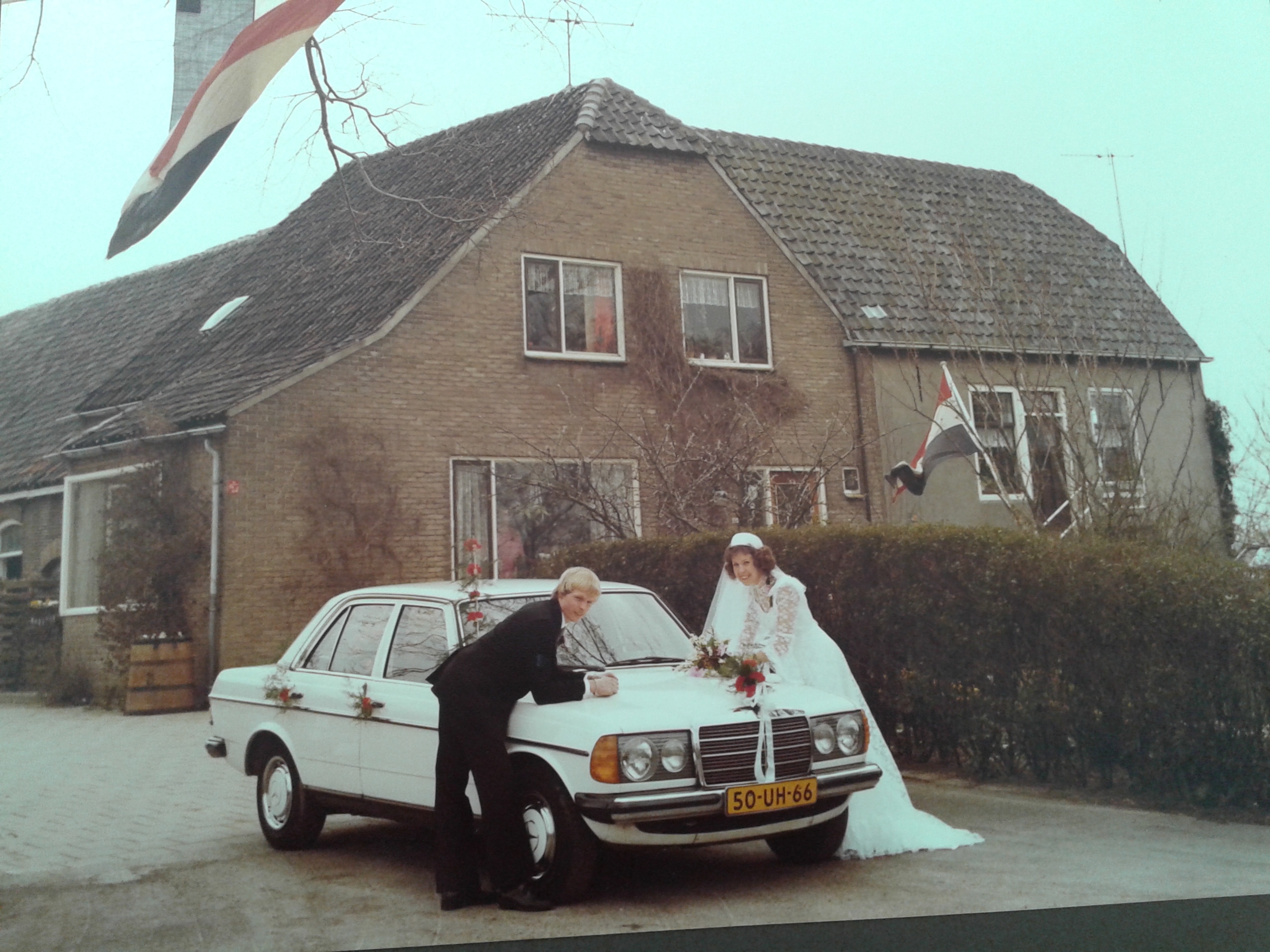 Huwelijk Adriana Keijzer & Adriaan Herbert 1980. Voor de boerderij aan de Burgerdijkseweg