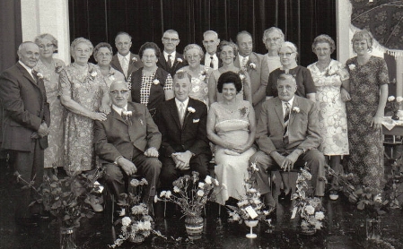 Abraham Dijkshoorn (1916-1997) en Berendina  J.P. WIrtz (1919-1993) met broers en zussen in 1970