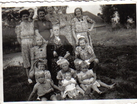 Neeltje C. Dijkshoorn-Groenheide  (1877-1974)  met aantal kinderen en kleinkinderen